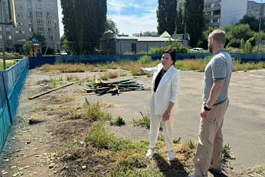 В Оренбурге продолжают ремонтировать хоккейные корты